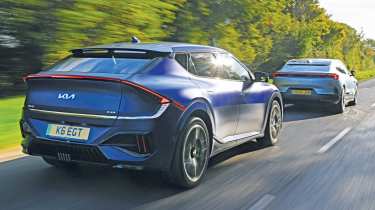 Polestar 4 и Kia EV6 GT, вид сзади под углом